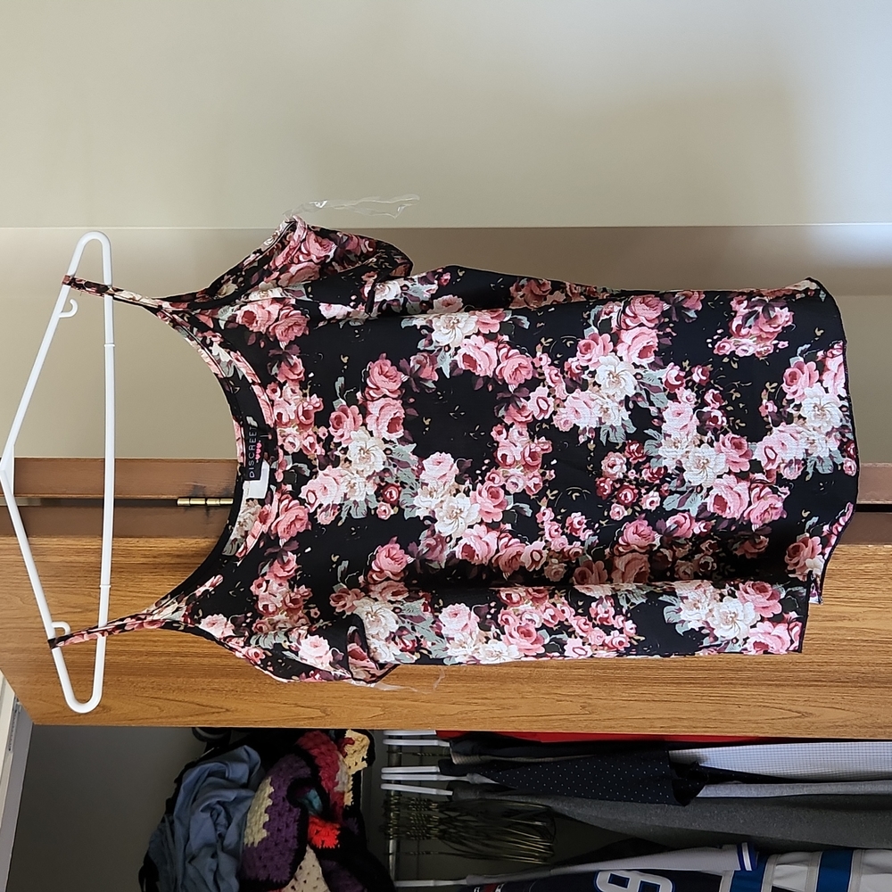 NWT Discreet Floral Top